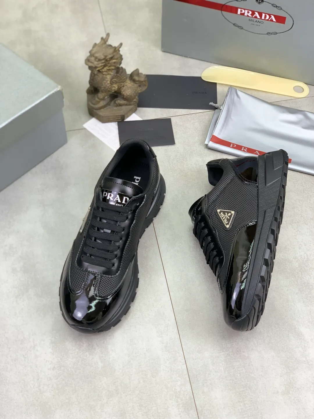 Men's Men's Shoes 💰P600 💰【New Style】 The latest model of high-quality PRADA classic men's shoes has been launched on the official website at 1:1, synchronized in Hong Kong, and on the same catwalk; all made of calfskin➕imported cowhide lining, 🍡🍡original rubber outsole, non-slip and wear-resistant; comfortable on the feet, attractive style, fine workmanship, and simple and neat shoe lasts, showing the courage and toughness of men, 👍Size: 39-44 (45 can be customized) black White color🉑️choose